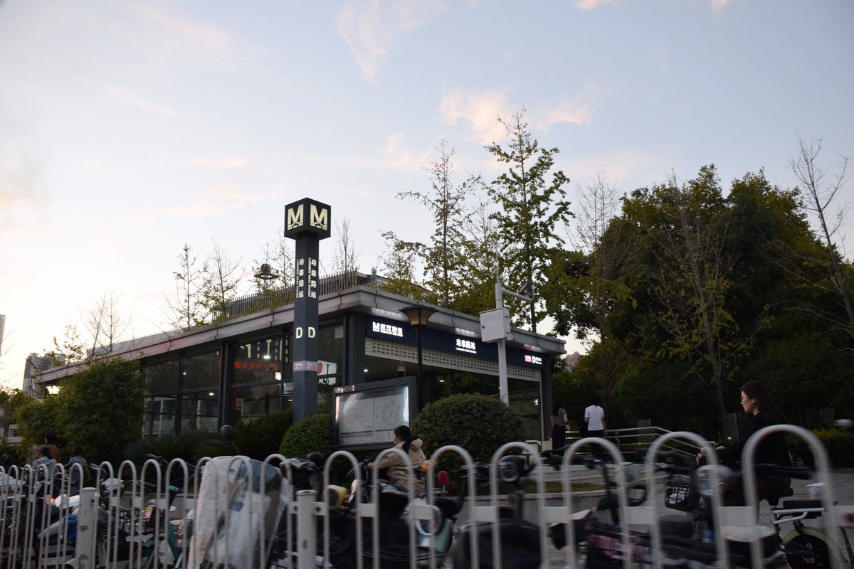 2024秋 江汉行（31）光谷广场七色“星河”