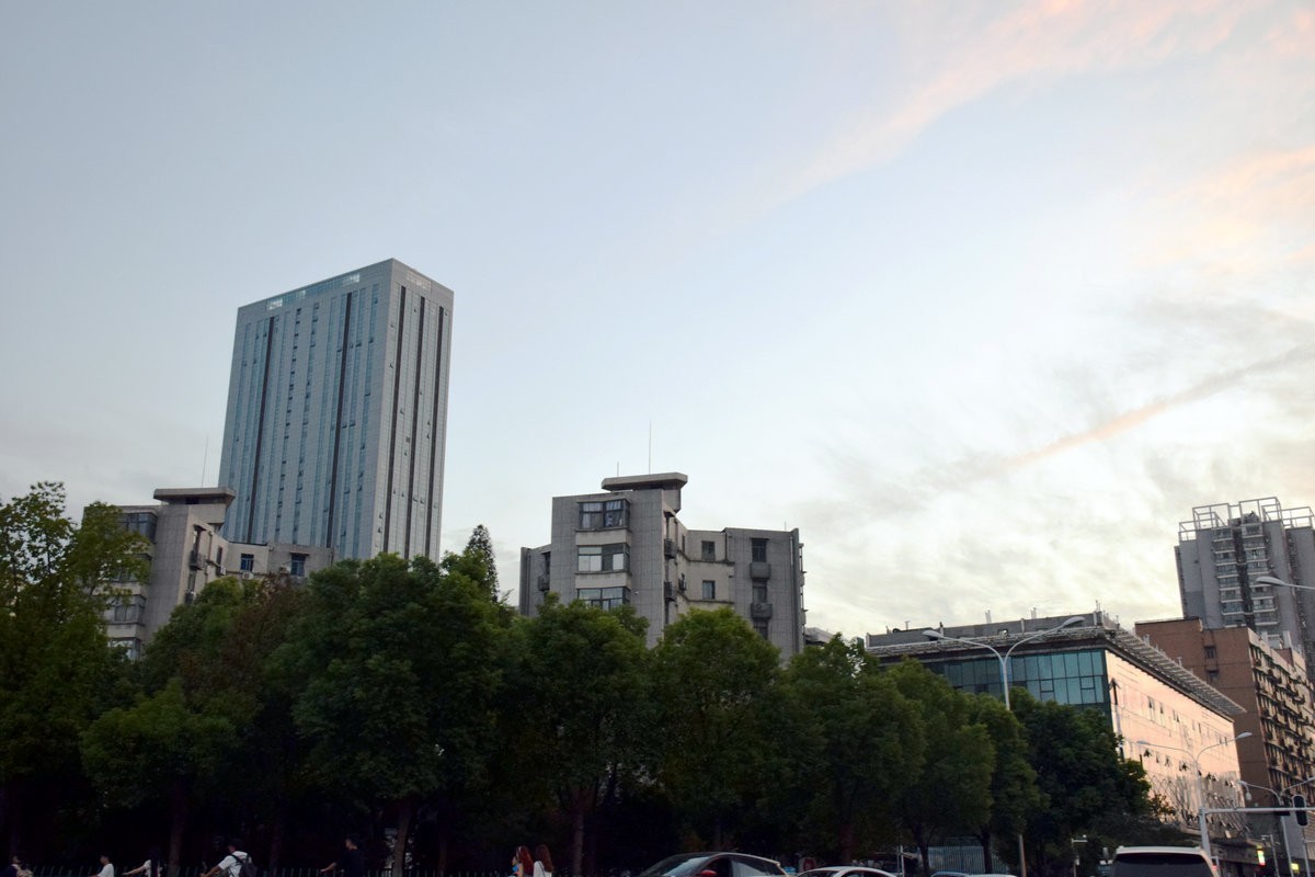 2024秋 江汉行（31）光谷广场七色“星河”