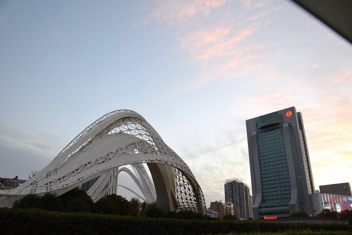 2024秋 江汉行（31）光谷广场七色“星河”