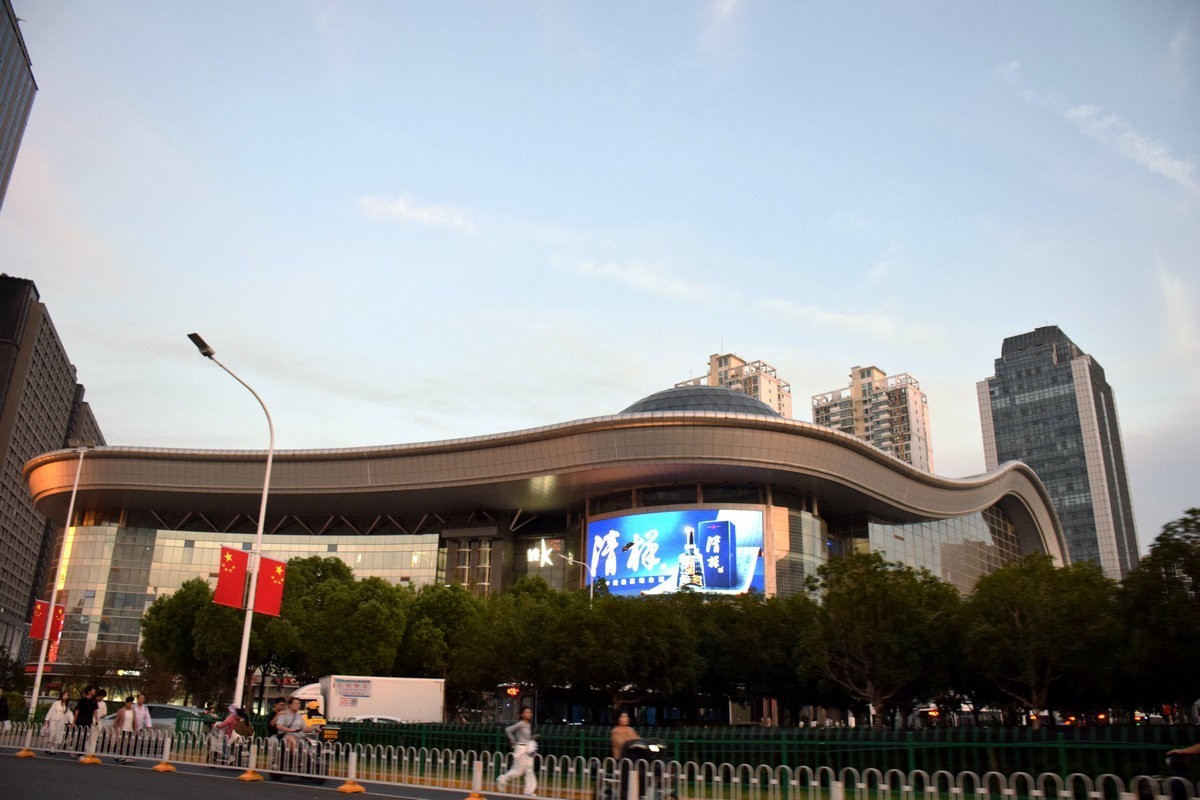 2024秋 江汉行（31）光谷广场七色“星河”