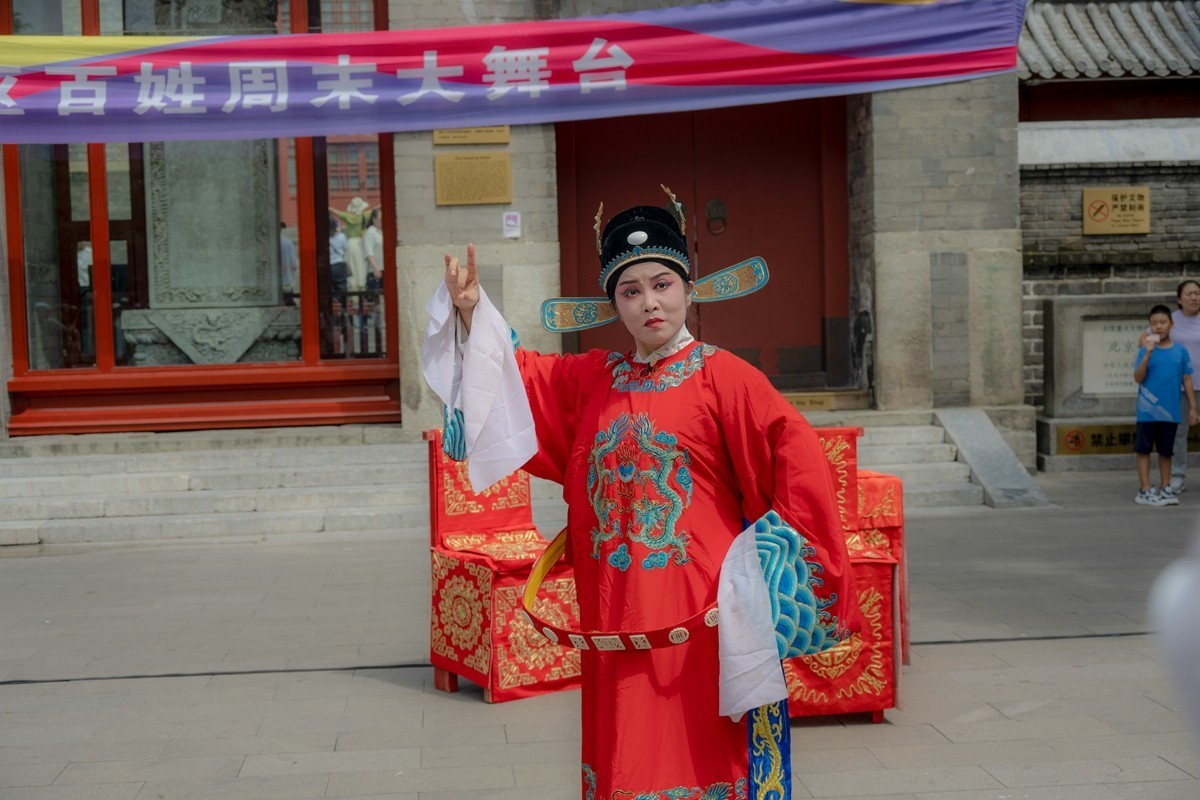 钟鼓楼广场上演《女驸马》