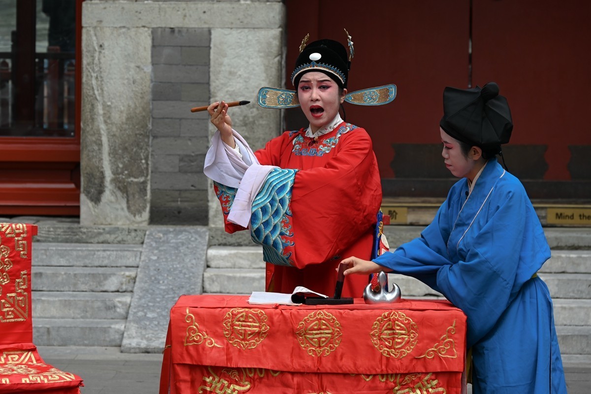 钟鼓楼广场上演《女驸马》