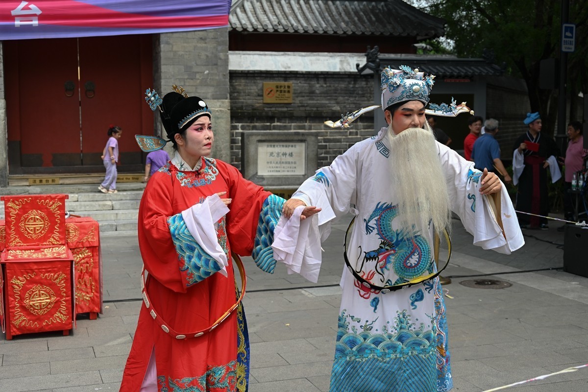 钟鼓楼广场上演《女驸马》