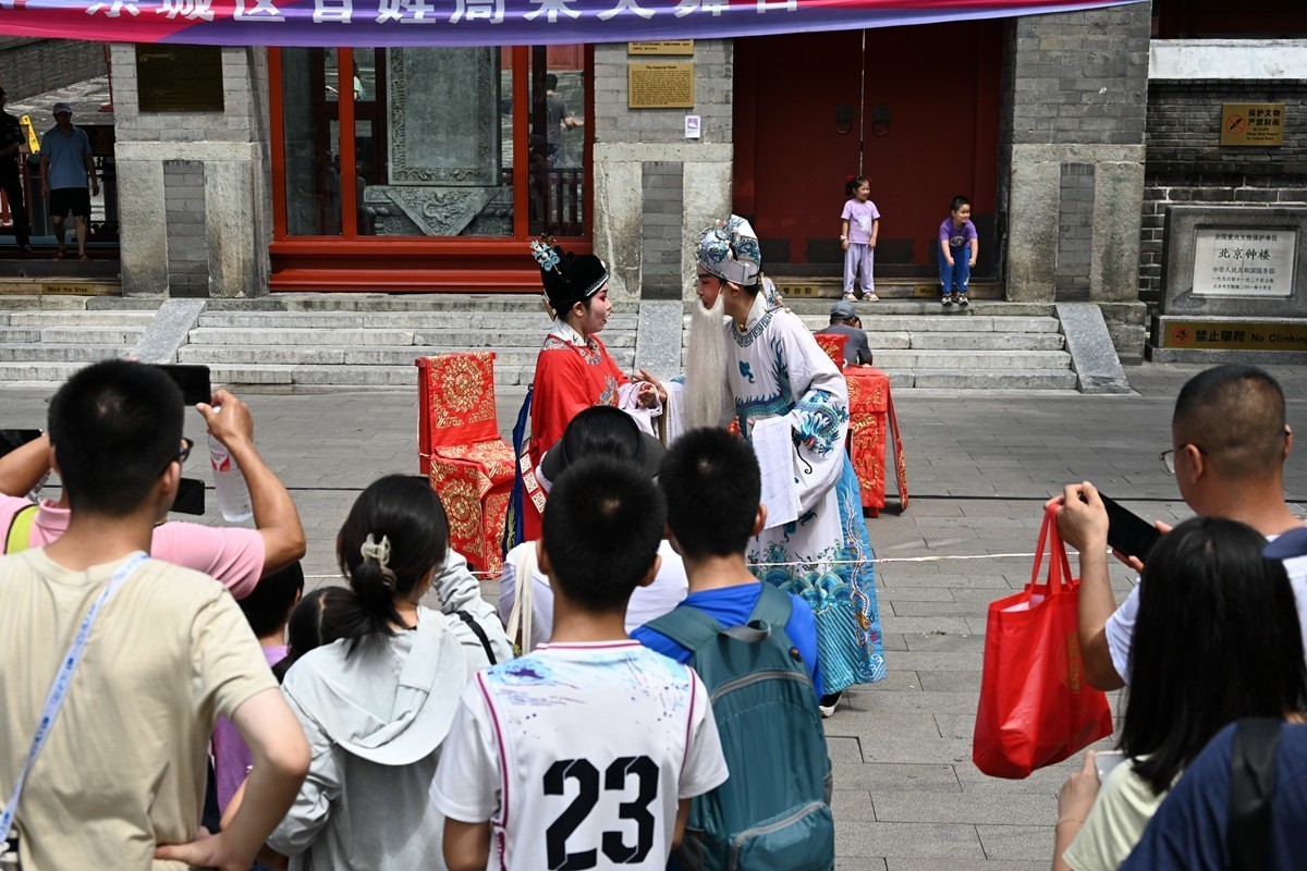 钟鼓楼广场上演《女驸马》