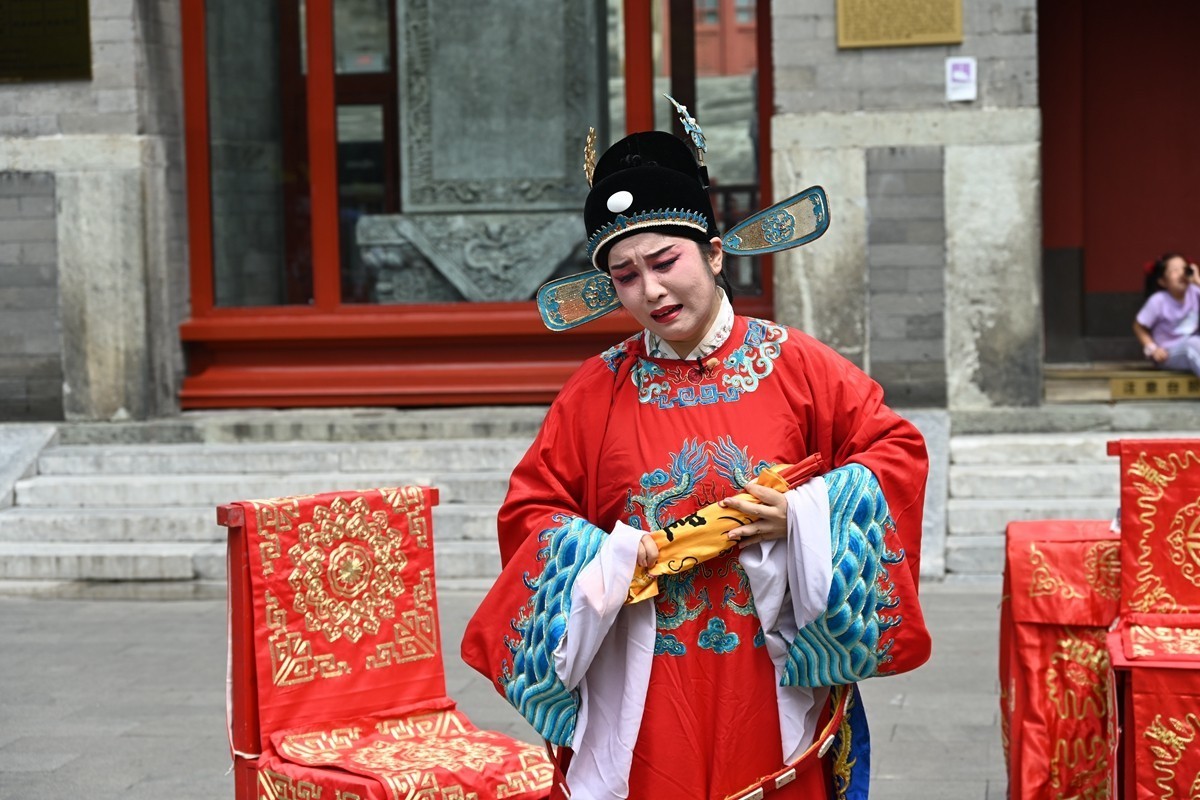 钟鼓楼广场上演《女驸马》