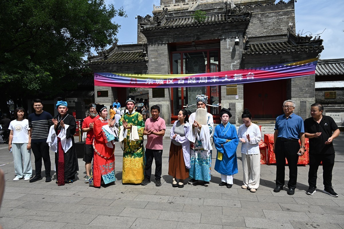 钟鼓楼广场上演《女驸马》