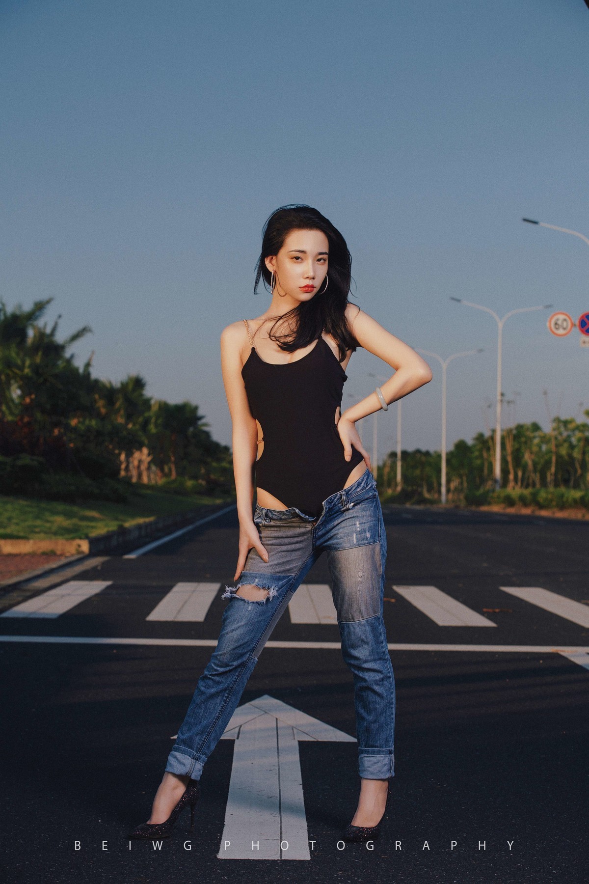 70D拍美女之《夕阳下的公路风情》 第207季