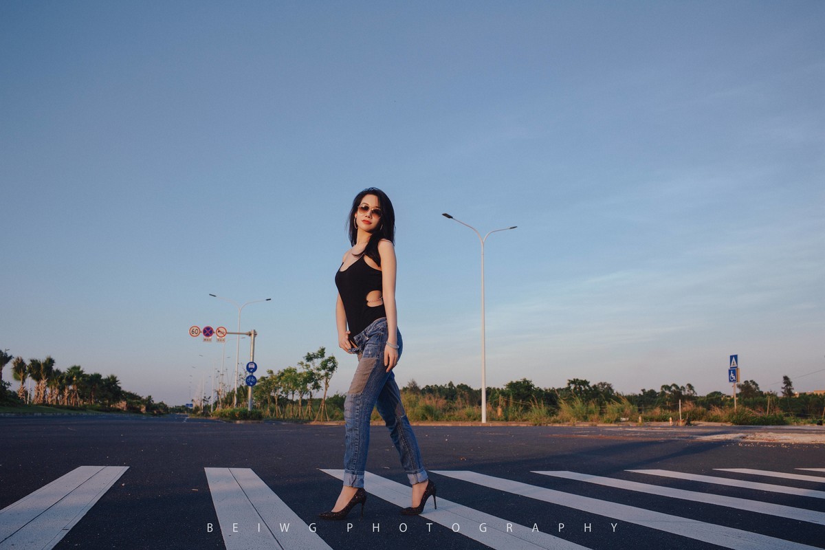 70D拍美女之《夕阳下的公路风情》 第207季