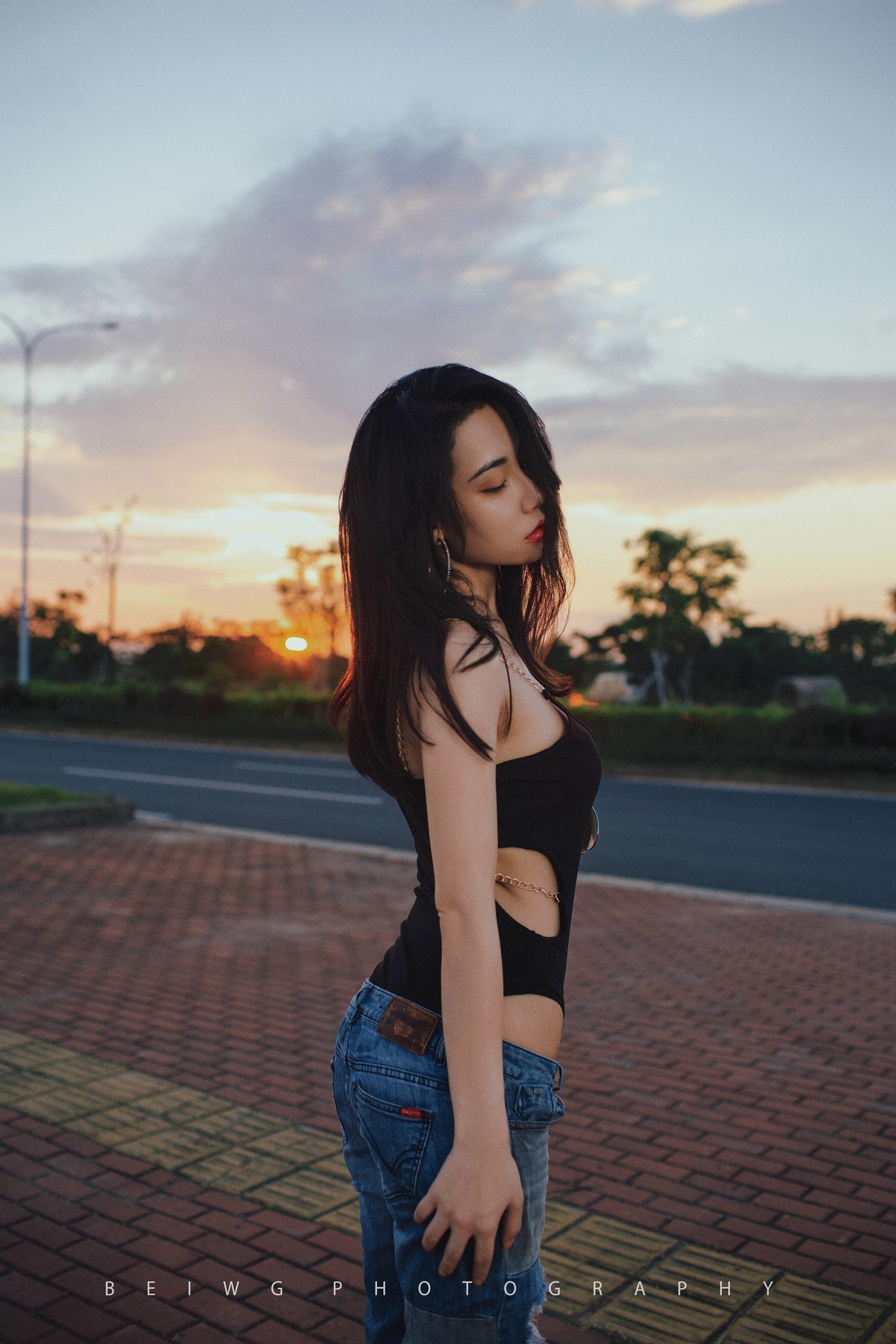 70D拍美女之《夕阳下的公路风情》 第207季