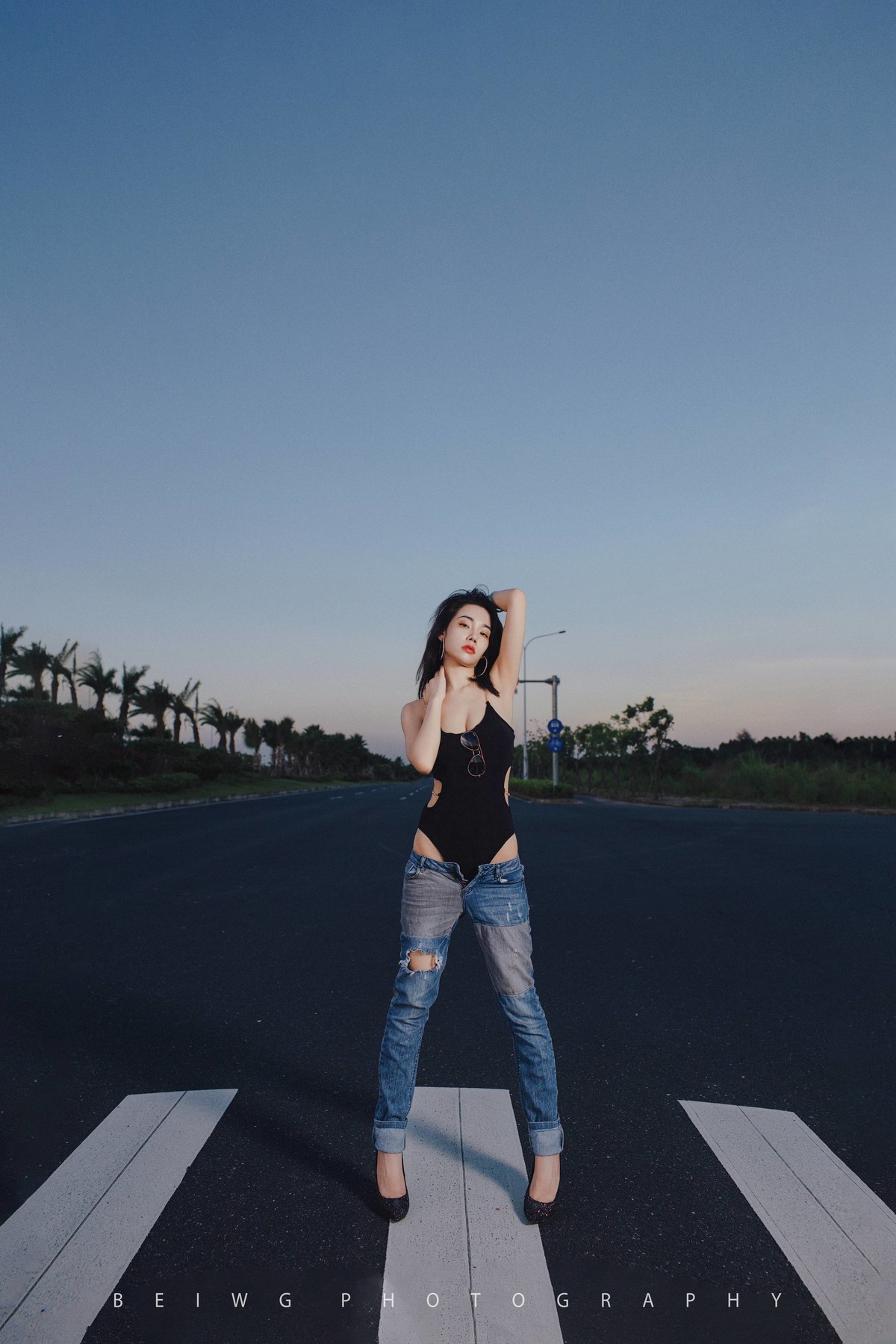 70D拍美女之《夕阳下的公路风情》 第207季