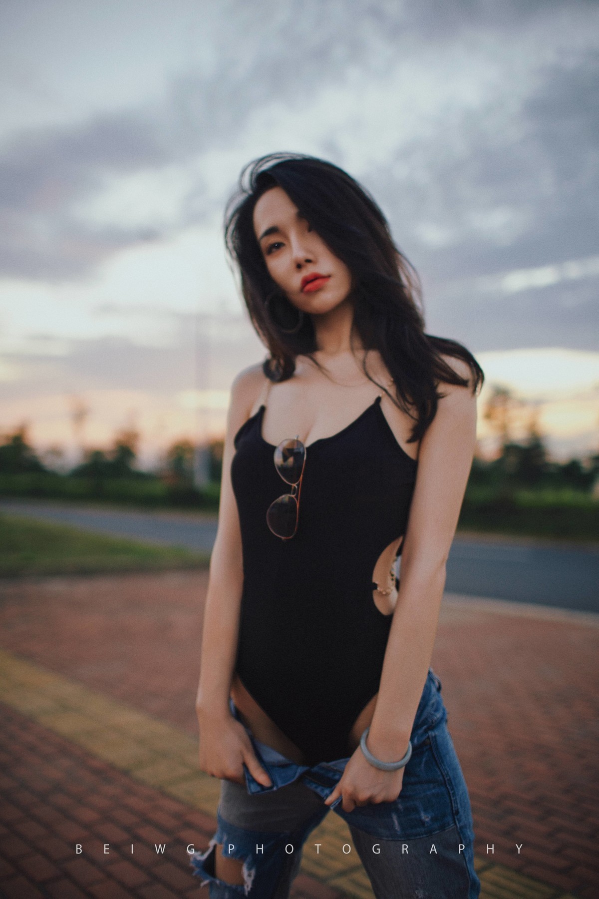 70D拍美女之《夕阳下的公路风情》 第207季