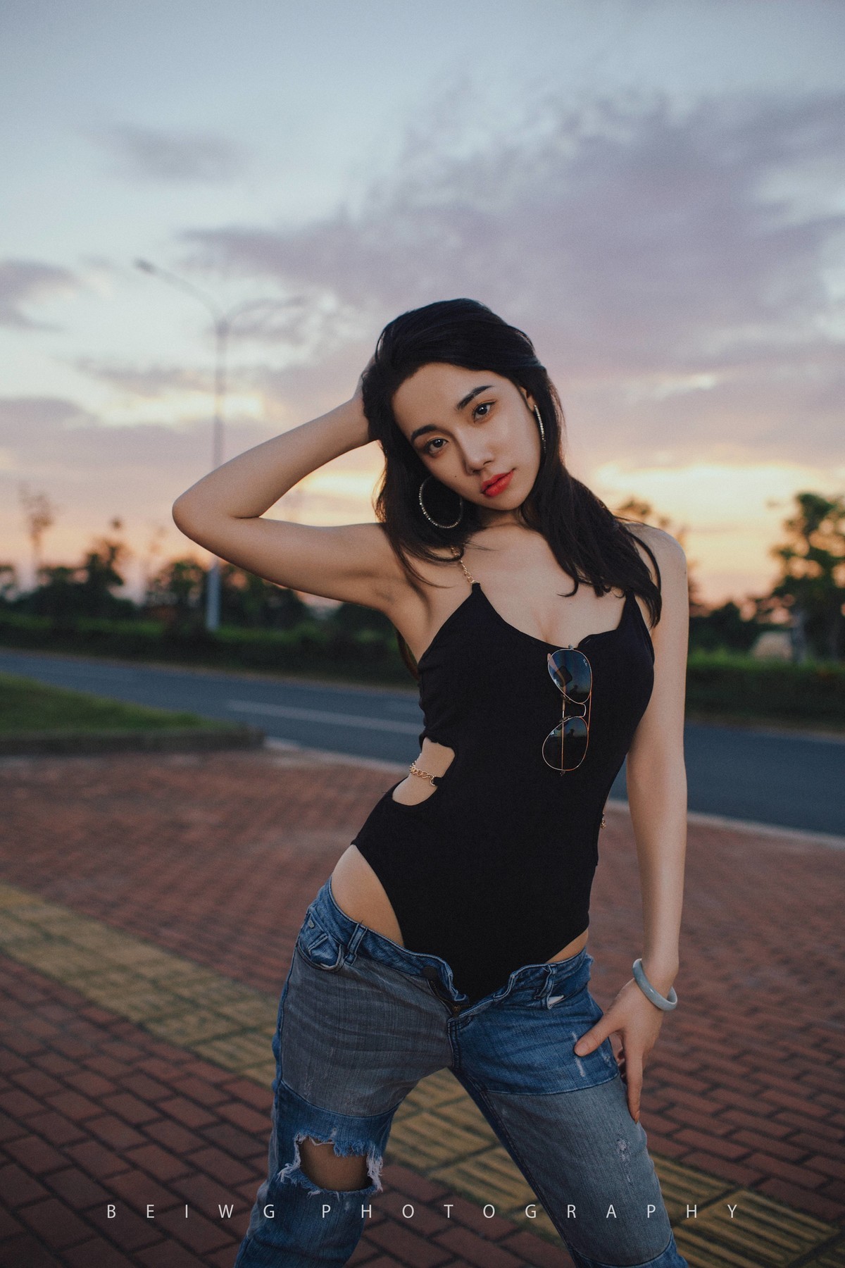 70D拍美女之《夕阳下的公路风情》 第207季