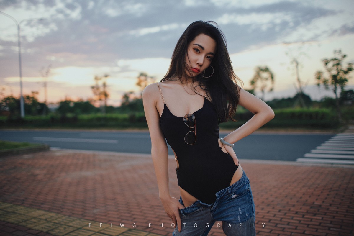 70D拍美女之《夕阳下的公路风情》 第207季