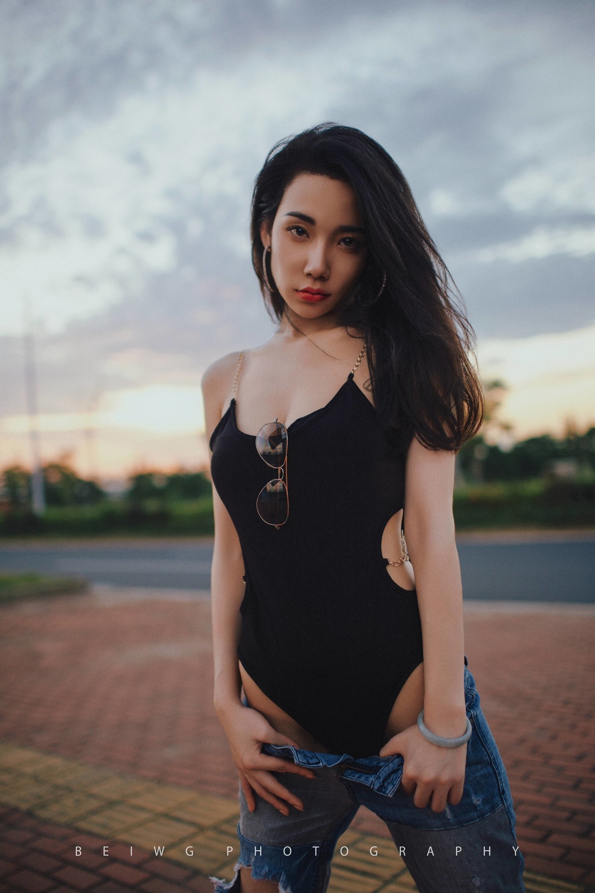 70D拍美女之《夕阳下的公路风情》 第207季