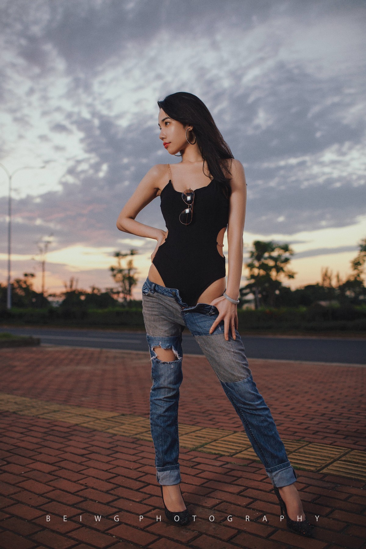 70D拍美女之《夕阳下的公路风情》 第207季