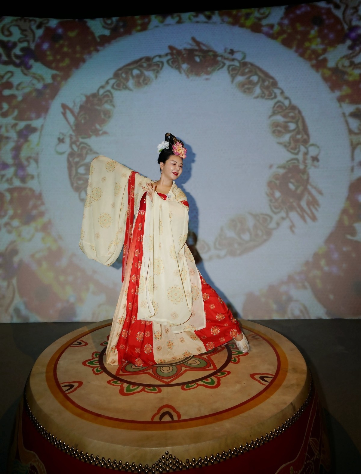 诗乐敦煌展中的古装美女！