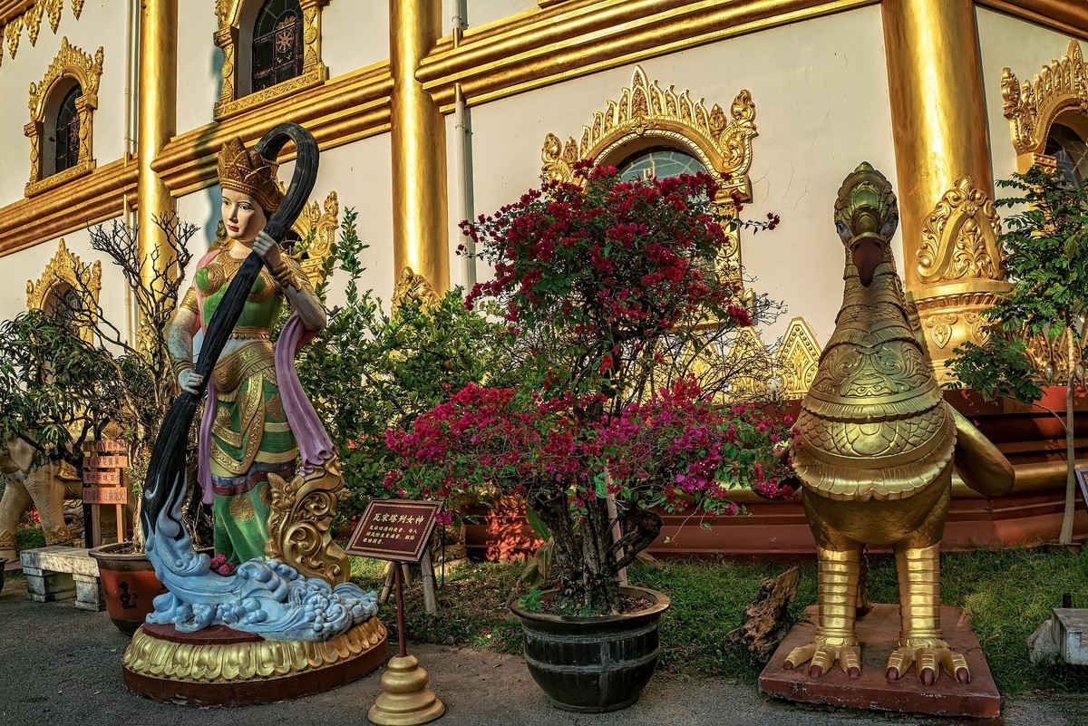 云南芒市 · 勐焕大金塔