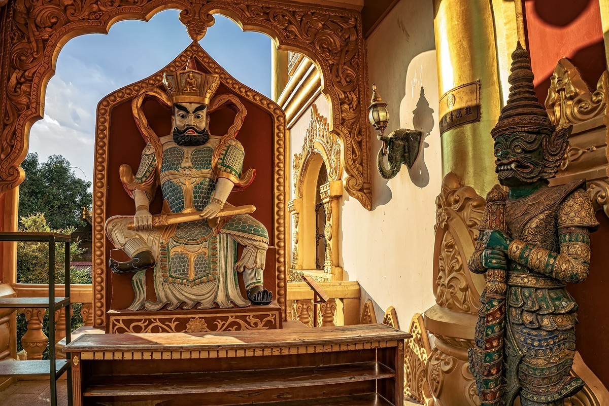 云南芒市 · 勐焕大金塔