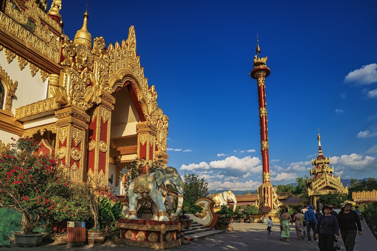 云南芒市 · 勐焕大金塔