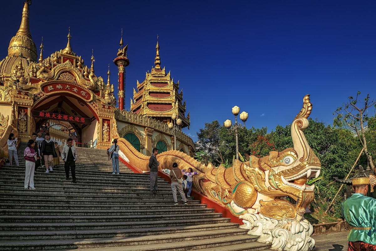 云南芒市 · 勐焕大金塔
