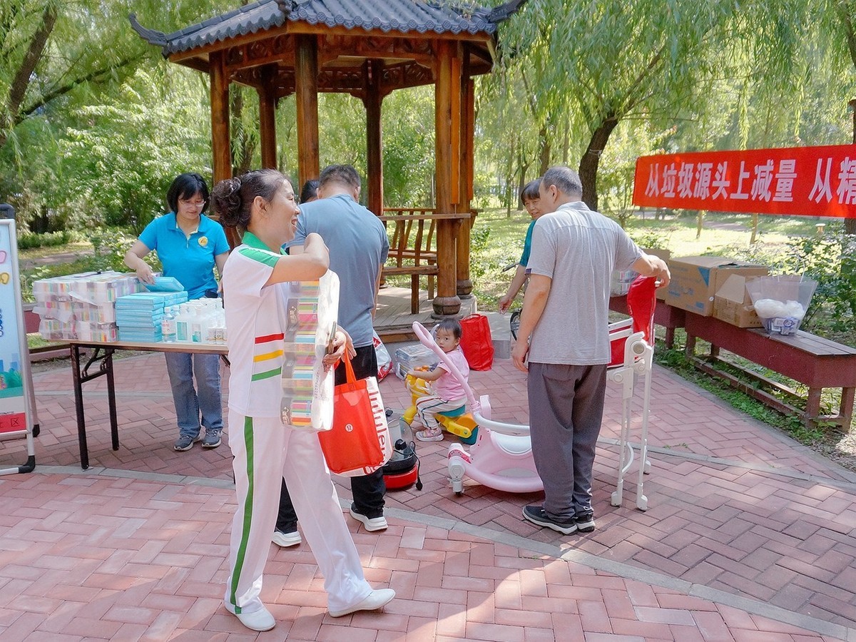 社区垃圾分类与旧物置换宣传活动 三