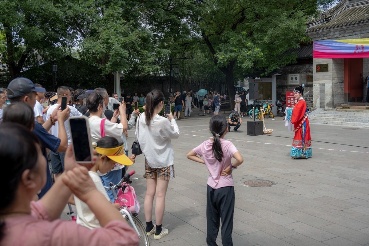 钟鼓楼广场上演《女驸马》