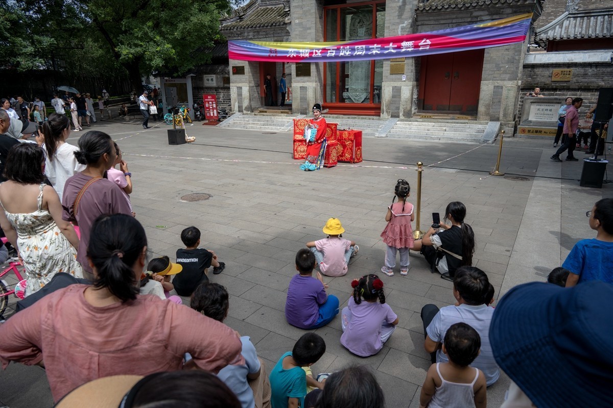 钟鼓楼广场上演《女驸马》