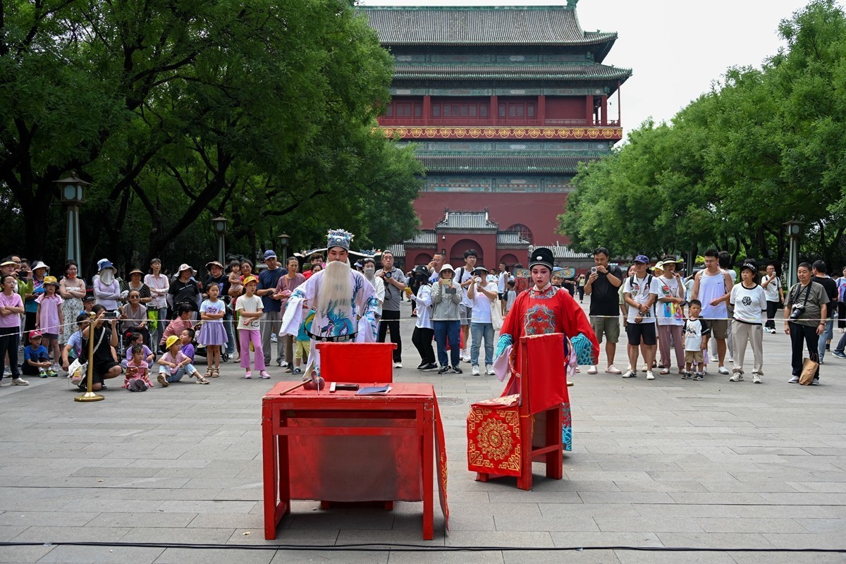 钟鼓楼广场上演《女驸马》