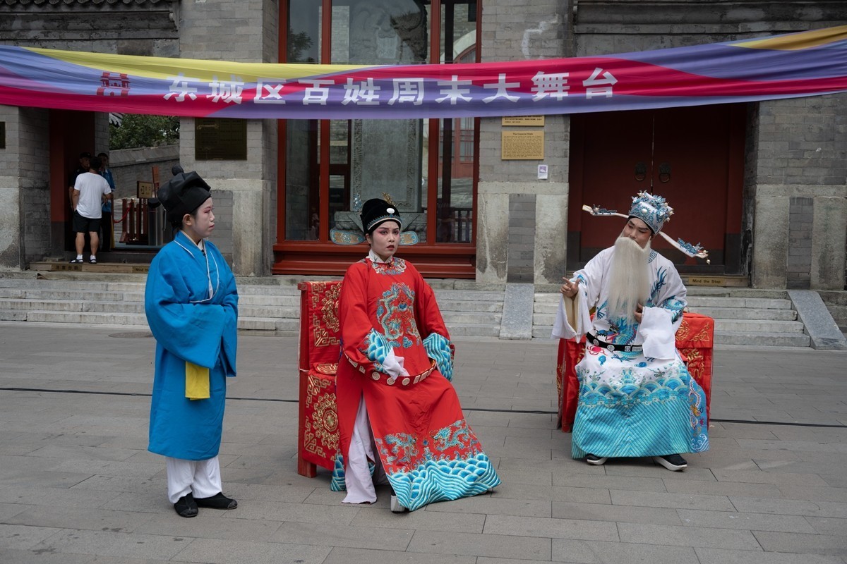 钟鼓楼广场上演《女驸马》