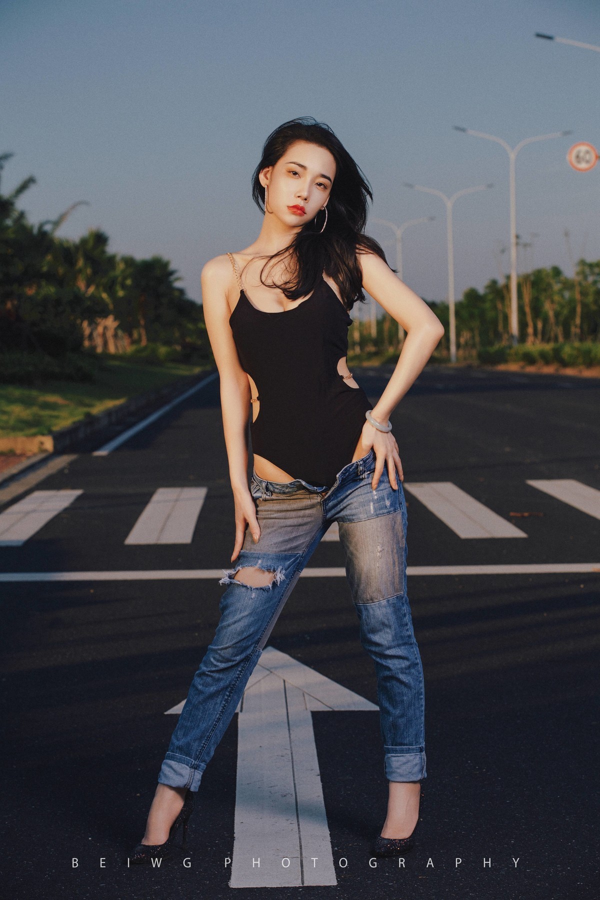 70D拍美女之《夕阳下的公路风情》 第207季