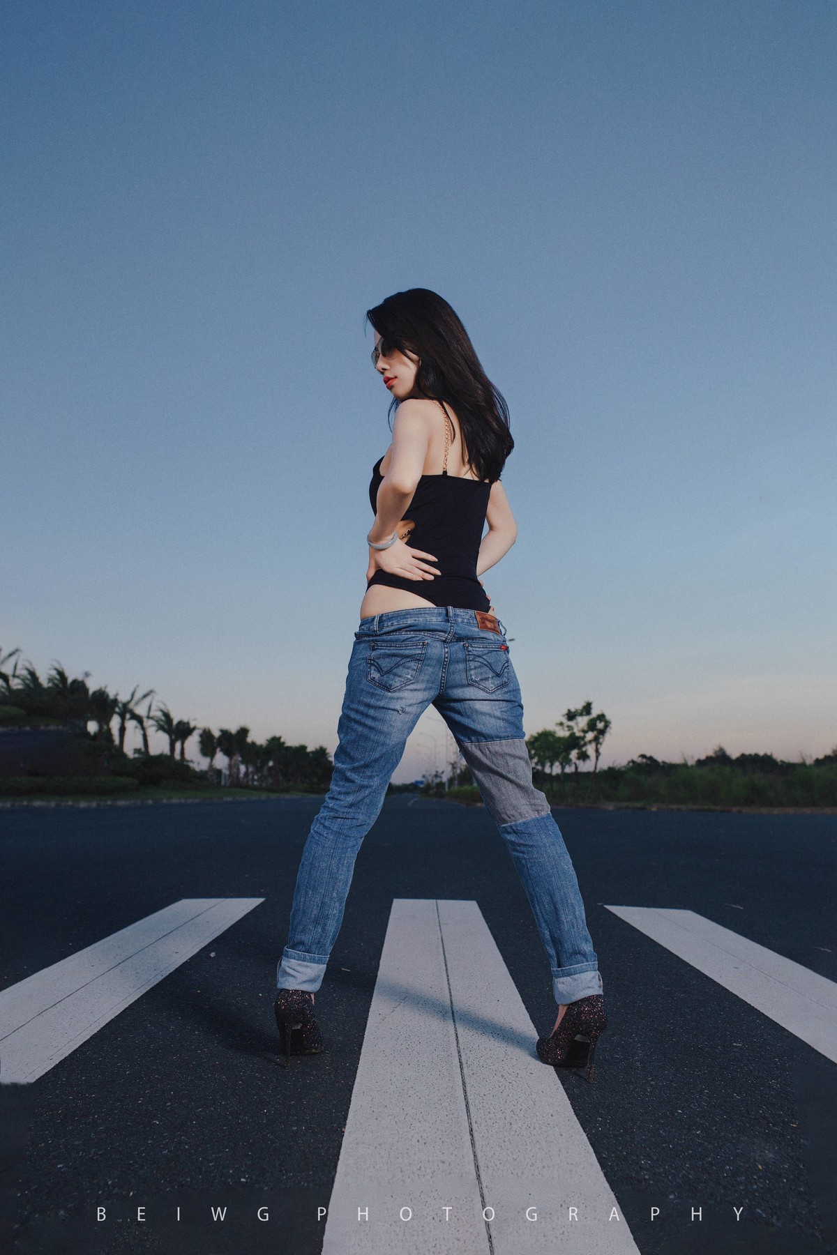 70D拍美女之《夕阳下的公路风情》 第207季