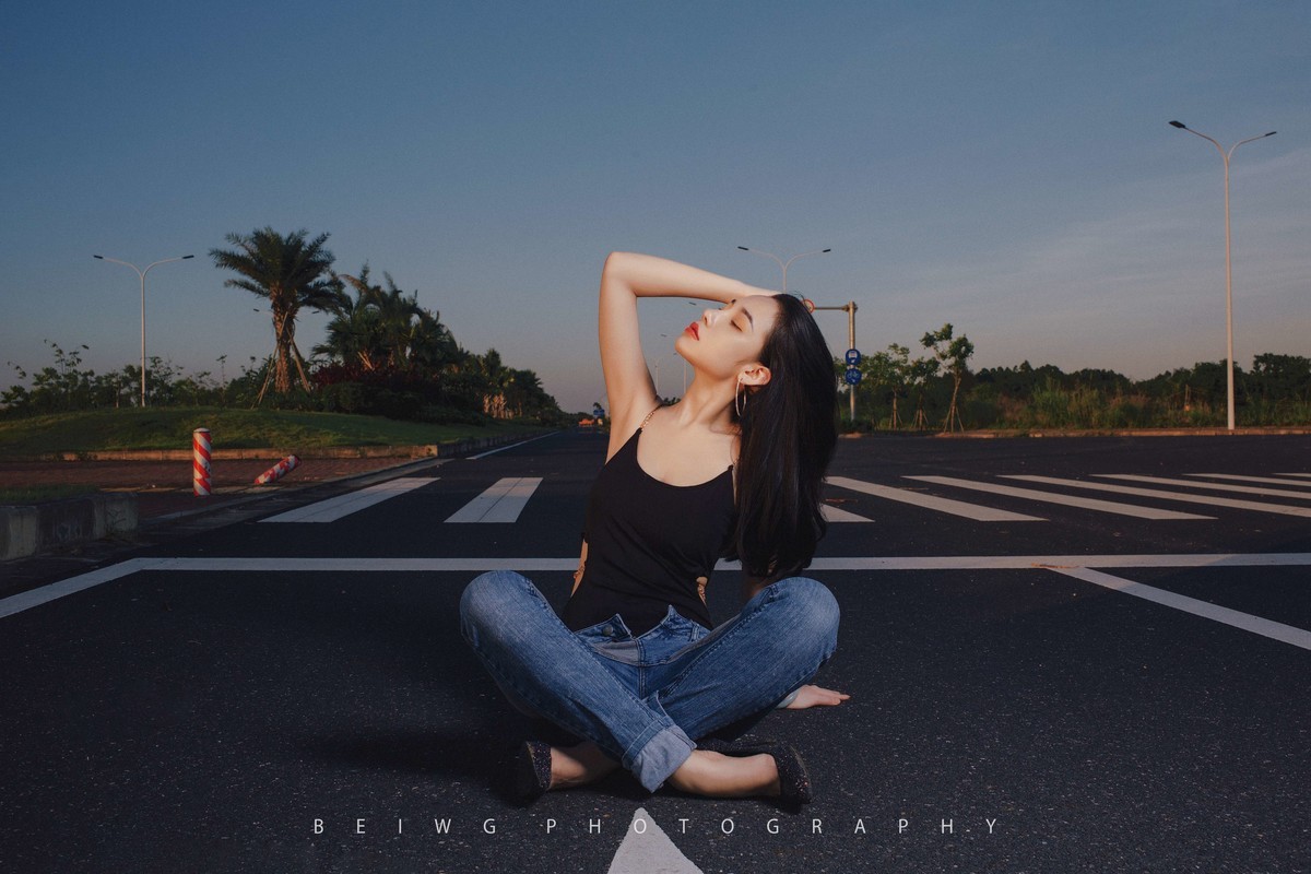 70D拍美女之《夕阳下的公路风情》 第207季