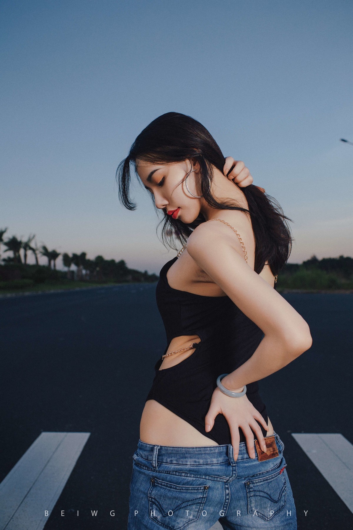 70D拍美女之《夕阳下的公路风情》 第207季