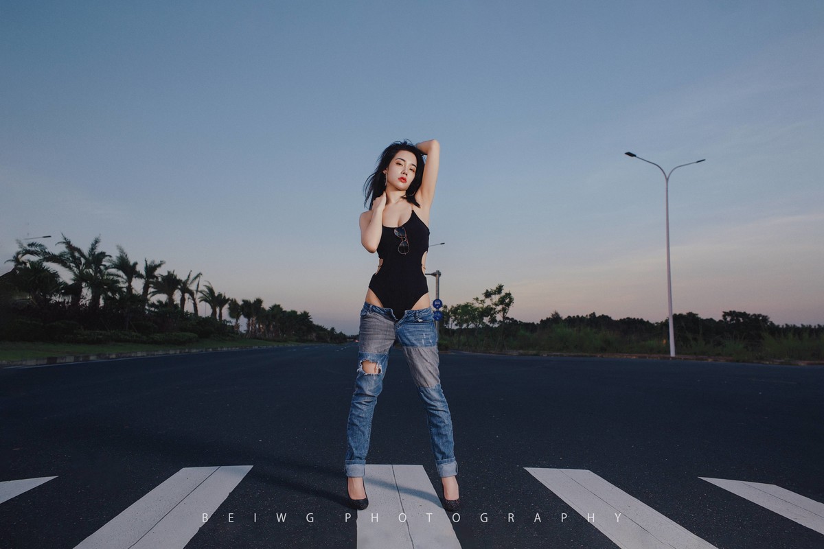 70D拍美女之《夕阳下的公路风情》 第207季