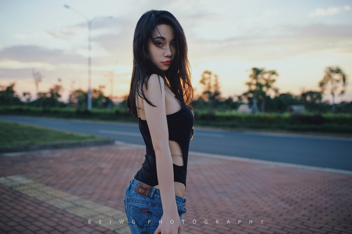 70D拍美女之《夕阳下的公路风情》 第207季