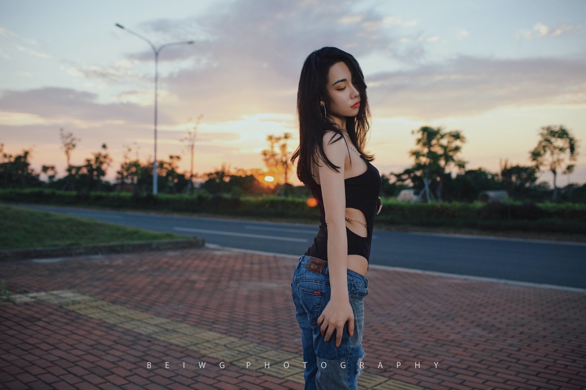 70D拍美女之《夕阳下的公路风情》 第207季