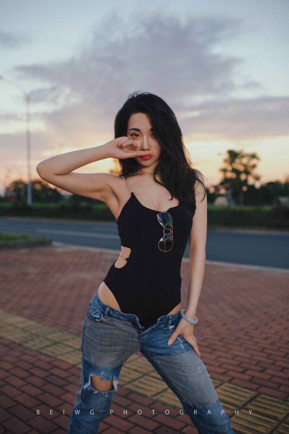 70D拍美女之《夕阳下的公路风情》 第207季