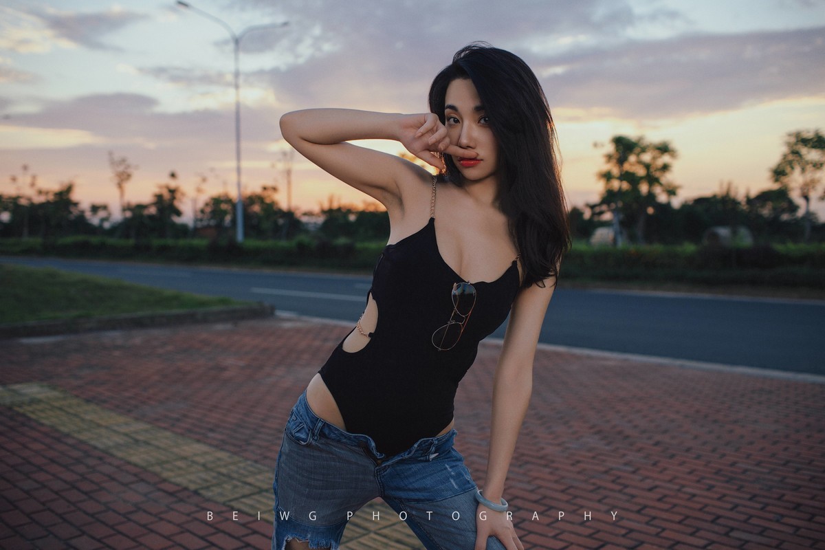 70D拍美女之《夕阳下的公路风情》 第207季