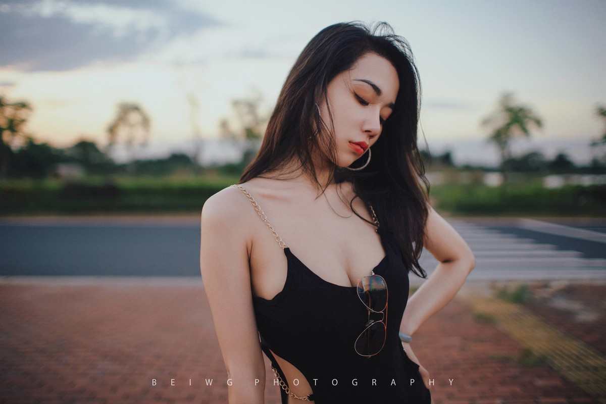 70D拍美女之《夕阳下的公路风情》 第207季