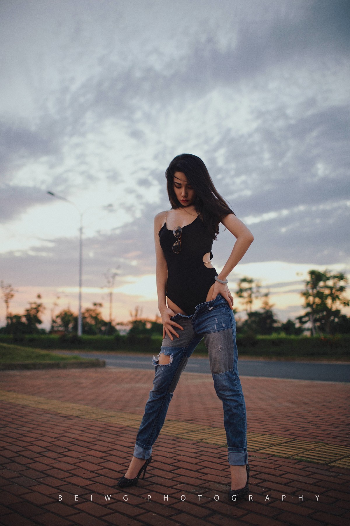 70D拍美女之《夕阳下的公路风情》 第207季