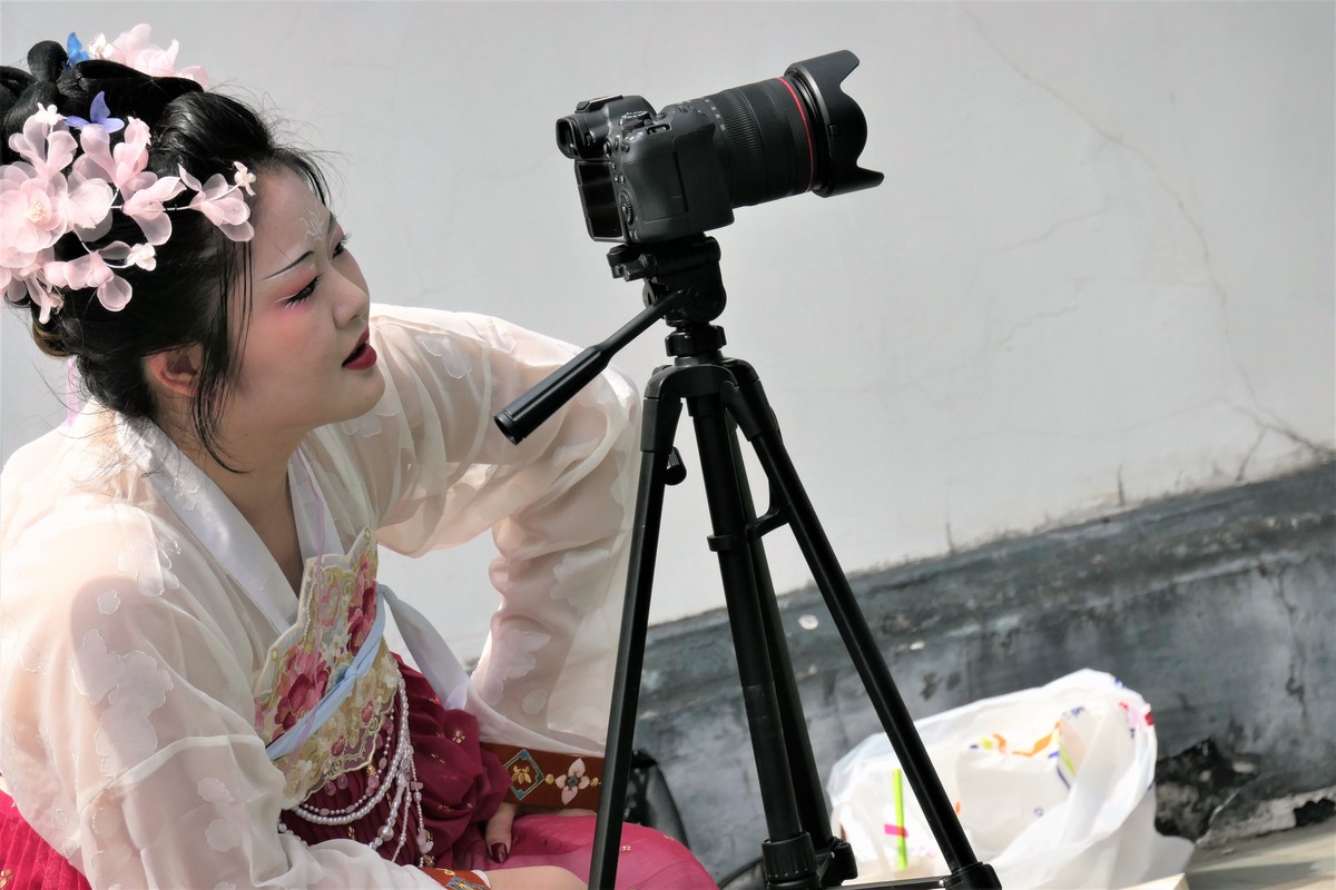 【自拍的化妆女孩】——摄于上海桂林公园