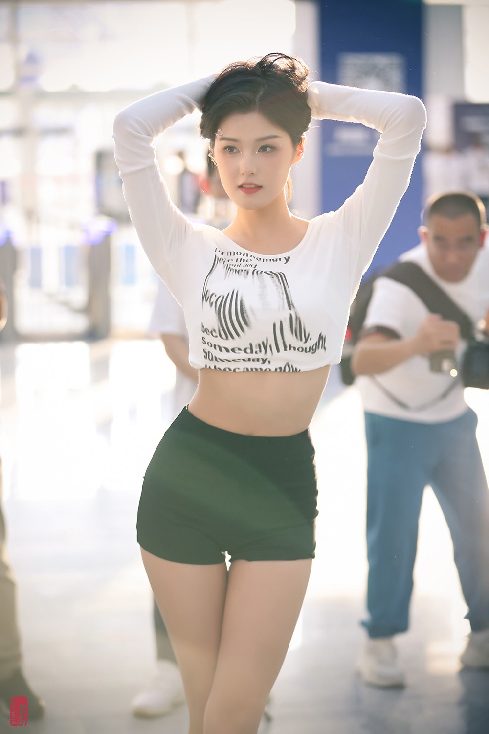 天津十一车展假装给车模程儿小姐姐拍写真03