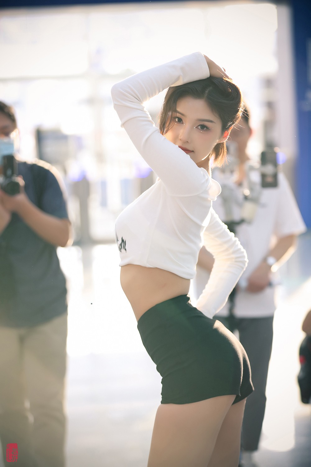 天津十一车展假装给车模程儿小姐姐拍写真03