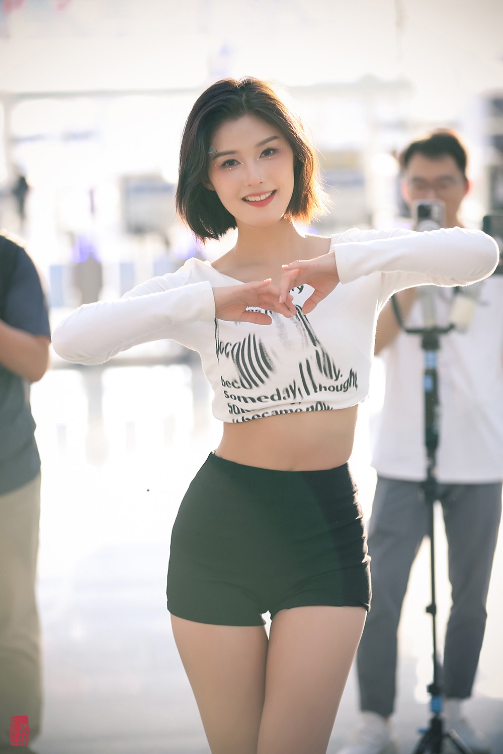 天津十一车展假装给车模程儿小姐姐拍写真03