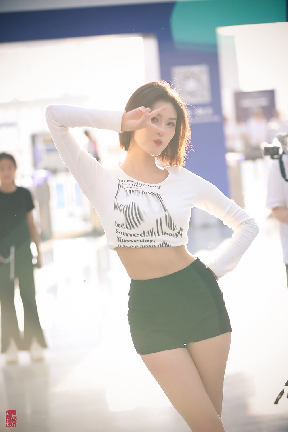 天津十一车展假装给车模程儿小姐姐拍写真03