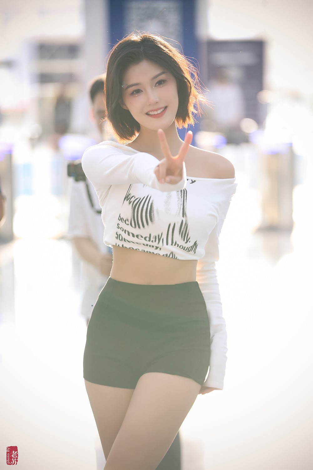 天津十一车展假装给车模程儿小姐姐拍写真03