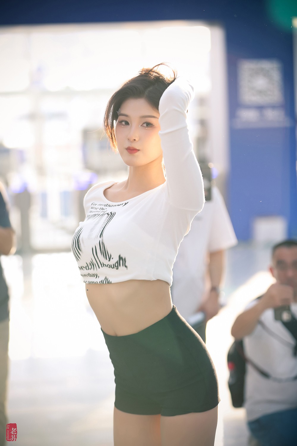 天津十一车展假装给车模程儿小姐姐拍写真03