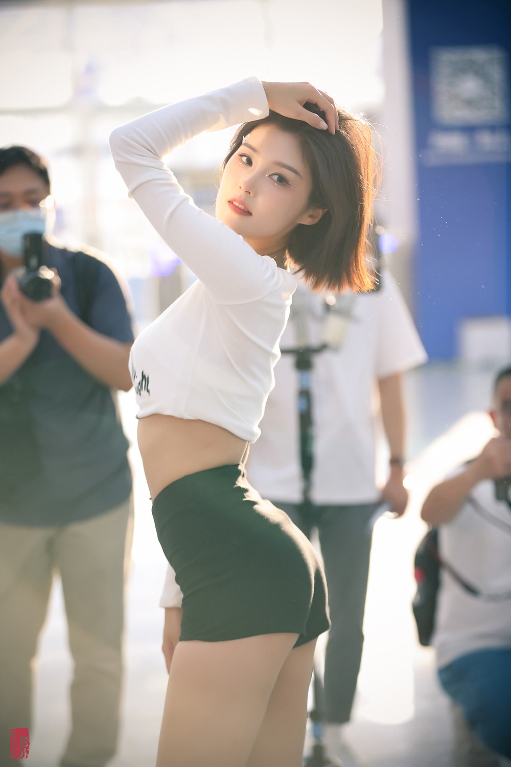 天津十一车展假装给车模程儿小姐姐拍写真03