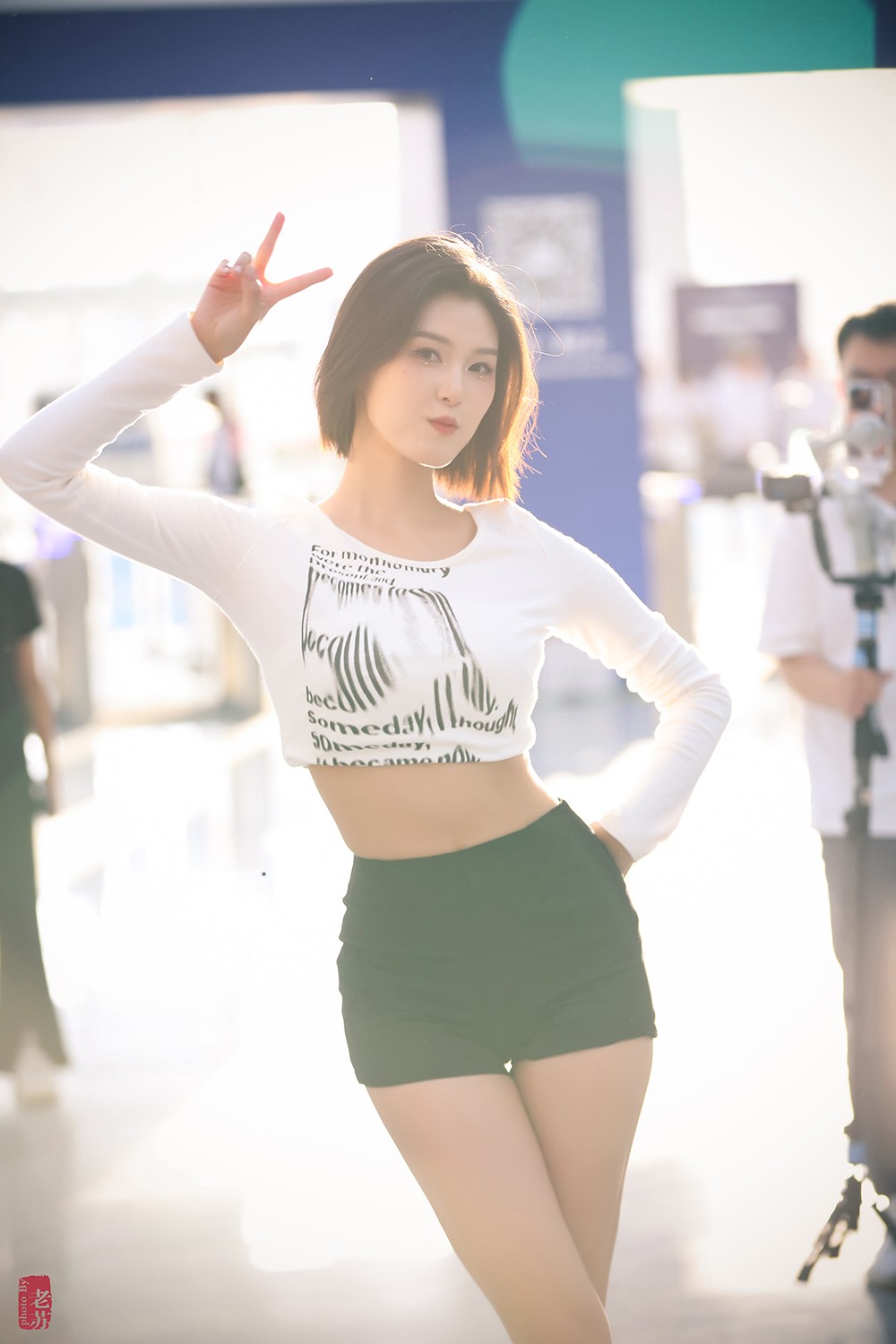 天津十一车展假装给车模程儿小姐姐拍写真03