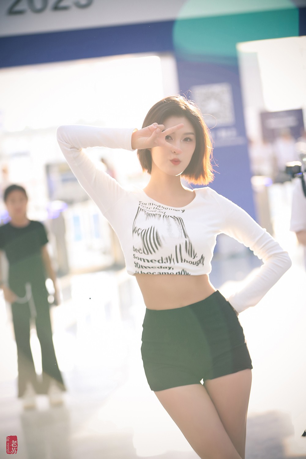 天津十一车展假装给车模程儿小姐姐拍写真03